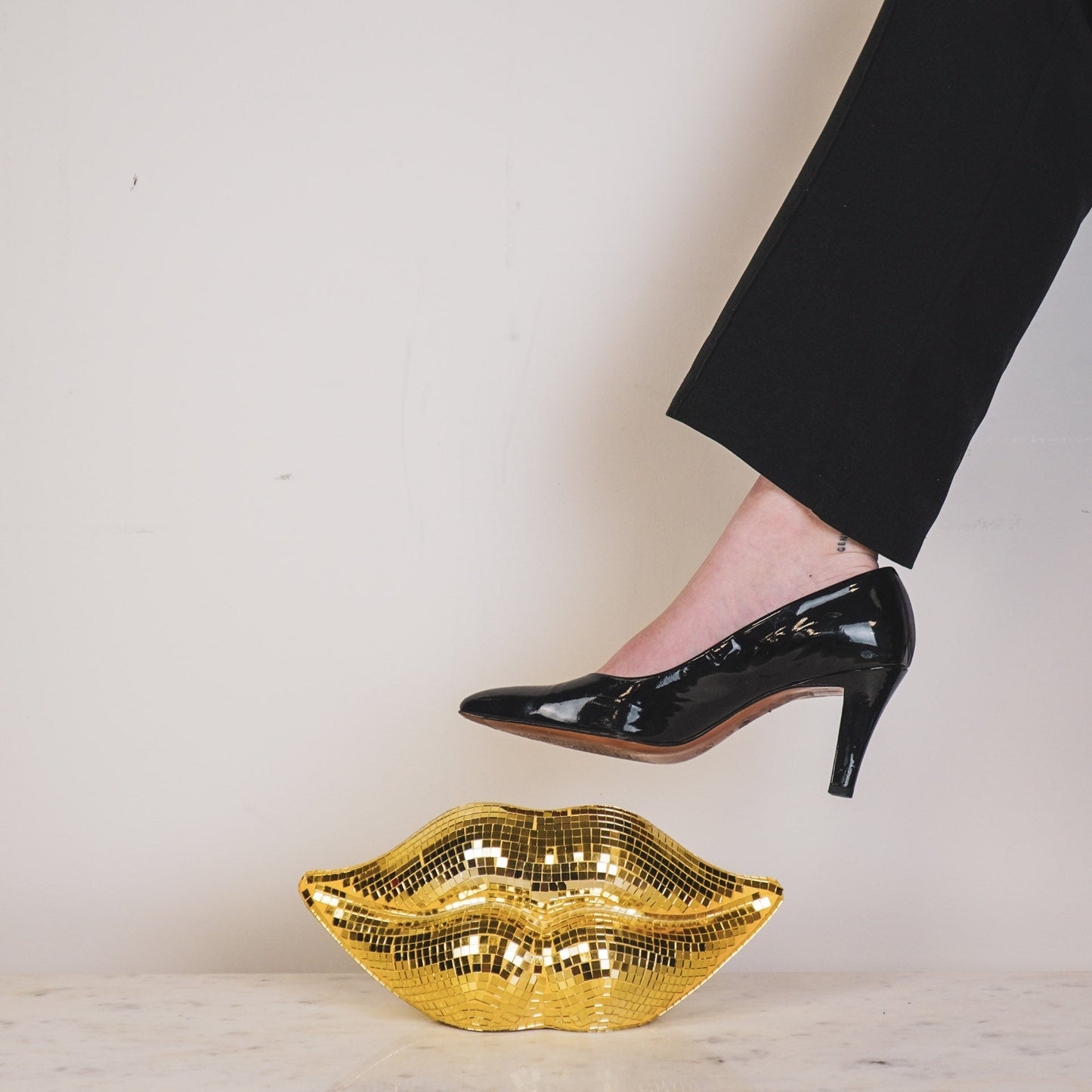 Ornament - Disco - Lip - Keramiek/Glas - Goud - 29x10x13,5cm