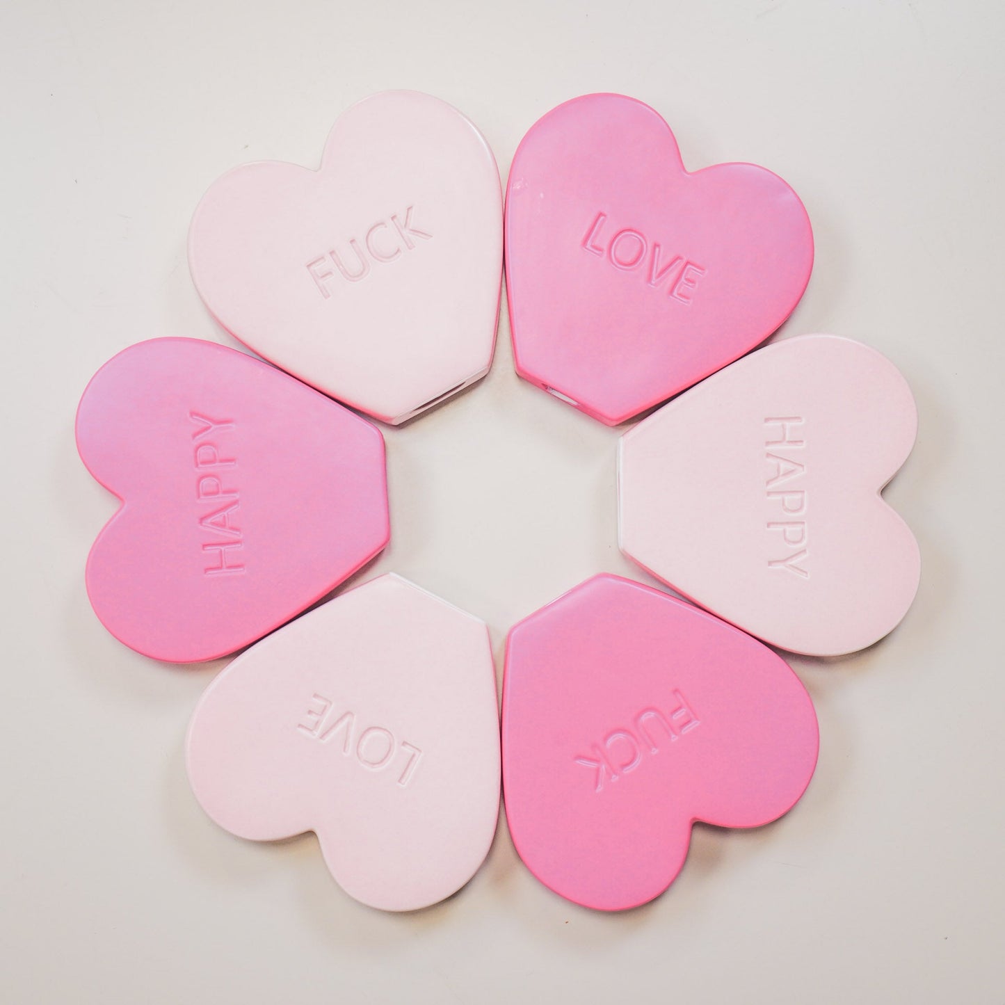 Ornament- Snoephart Beeld 'HAPPY'- Keramiek- Fluor Roze- 20x4x18,5cm