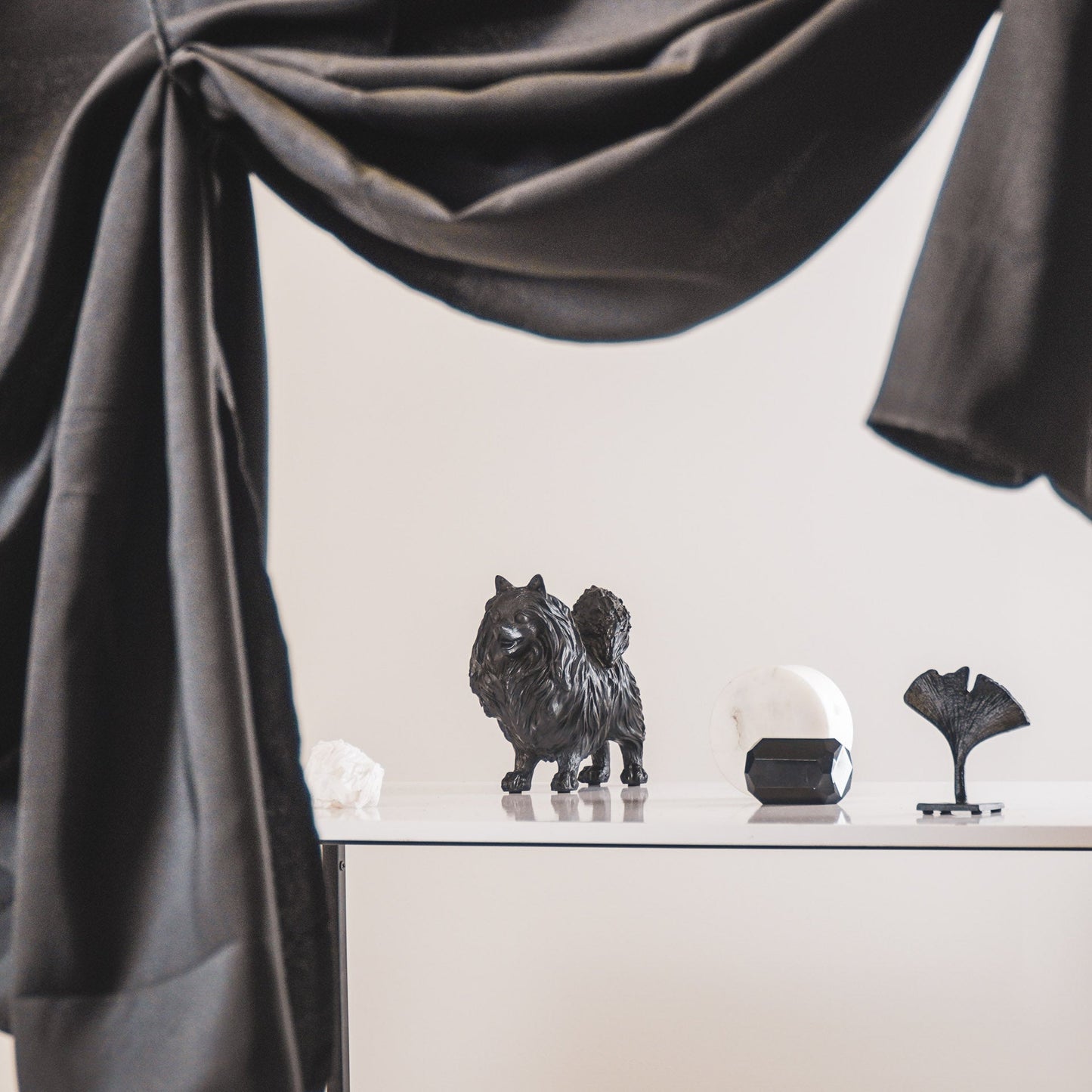 Ornament - Pomeriaan - Hond - Polyresin - Zwart - 23x10x18cm